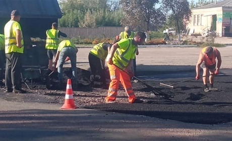 Площу в селищі Холми на Корюківщині ремонтують коштом благодійників