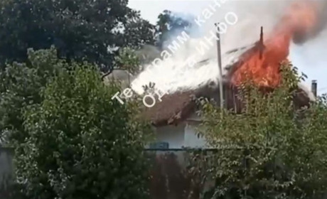 У селі Яськи під час грози блискавка влучила у будинок і спричинила пожежу. Відео