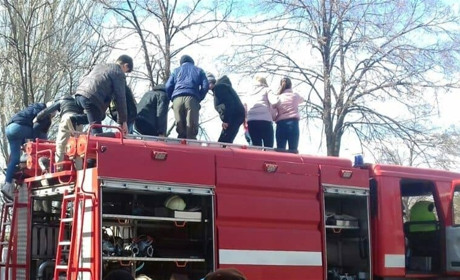 Дети из Попасной взобрались на крышу пожарной машины 