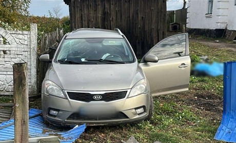 Водій в’їхав у залізобетонну опору та пішов геть: пасажир легковика загинув від травм на місці