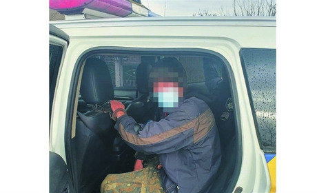 Утримував у неволі односельця і знущався з нього