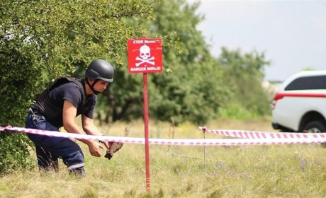 Звягельські рятувальники застерігають: "Вибухонебезпечні предмети становлять смертельну загрозу"