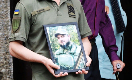 Втрата громади: у Вараші попрощалися із загиблим у ДТП військовим