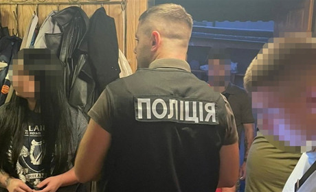 26-річна мешканка Червоноградщини продавала в інтернеті військове спорядження, якого в неї не було