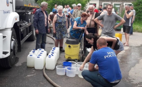 Жителі сіл Новокаховської громади повністю залежать від підвозу бутильованої води