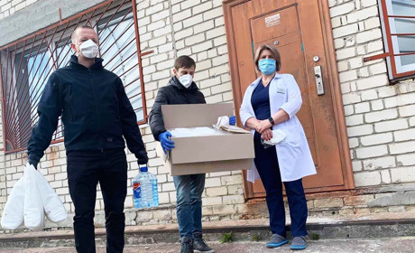 У Вараші небайдужі жителі пошили захисні костюми медикам і збирають кошти на медобладнання