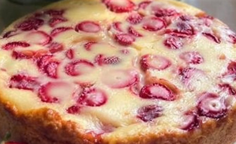 Готуємо сьогодні: швидкий смачнезний пиріг з полуницею, який захочеться приготувати ще не раз