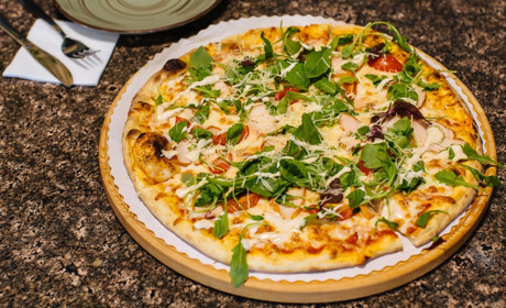 Смачна новинка у Городку: піца на дровах від «Family pizza»