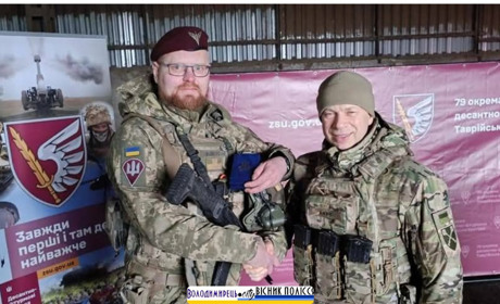 Лейтенанта-десантника з Вараша головнокомандувач нагородив відзнакою «Срібний Хрест»