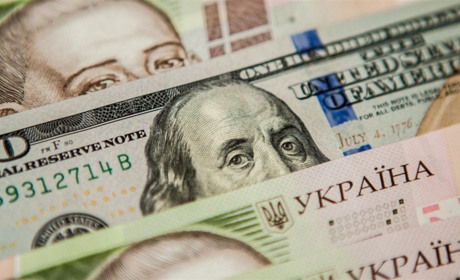 Долар у Володимирці за 3 дні зріс на 3 гривні і впав на 1 гривню. Хто заробив на курсових гойдалках?