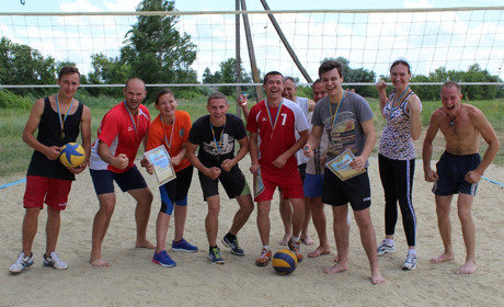 У Сватовому відкрили сезон пляжного волейболу: було п’ять команд, грали два на два