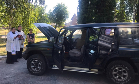 Мешканці Білобожницької громади передали на передову військовим з Чортківщини два автомобілі
