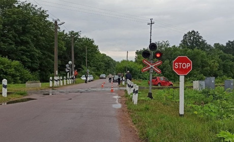 Зіткнення потягу та авто на переїзді: на Житомирщині поліція встановлює обставини ДТП