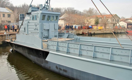 Десантний катер «Сватове» після тривалого ремонту спустили на воду в Миколаєві