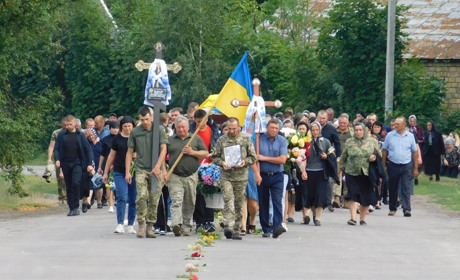 Втрата громади: у Зарічному попрощались із Героєм