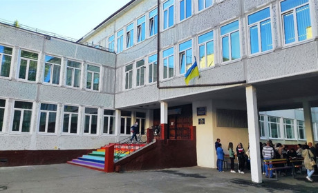 Тут отримують міцні знання протягом 35 років. Про людей, які першими переступили поріг школи №3
