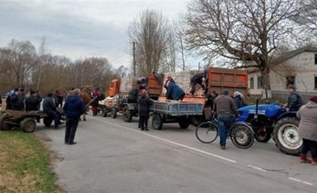 В Бачівську, що за 3 км від кордону, людям роздавали паливні брикети