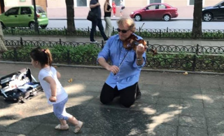 Курйоз: в Одесі всесвітньо відомий скрипаль вдав з себе вуличнього музиканта та заробив 95 грн