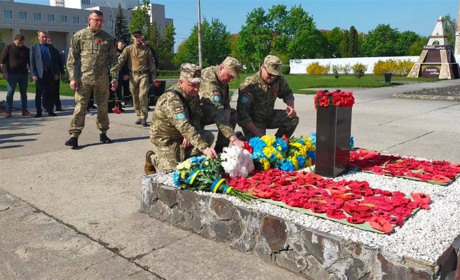 Без традиційних урочистостей: у Нетішині вшанували пам’ять жертв Другої світової війни