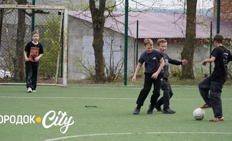 Тренування під відкритим небом. В якому стані спортивні майданчики у Городку та хто за ними доглядає