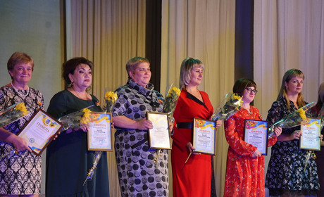 Нелегка і почесна професія: освітяни громади приймали вітання