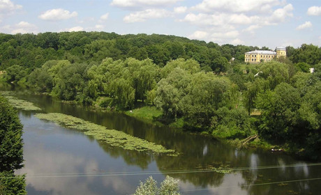 У Звягелі рекомендують тимчасово утриматись від купання у річці Случ на міському пляжі