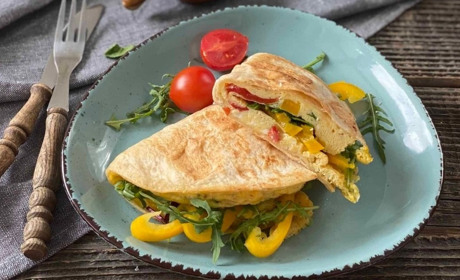 Рецепт дня: омлет у лаваші з шинкою, сиром і томатами