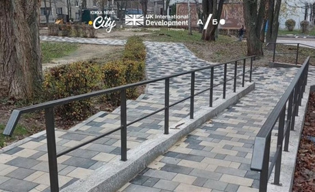 Були сходи – стали пандуси: у Південноукраїнську створюють безбар'єрний доступ. Відео