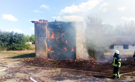 У селі Слобода, що на Кагарличчині сталася пожежа: вогонь пошкодив будівлю та знищив тюки