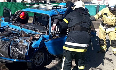У Славуті водія з потрощеного легковика діставали рятувальники