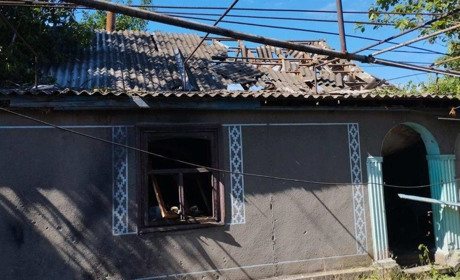 На Херсонщині окупанти завдали ударів по критичній та соціальній інфраструктурі, житлових кварталах