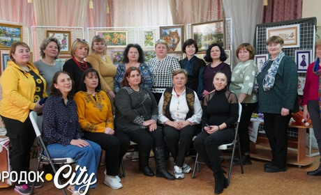 Творчість жінок-рукодільниць: у Городку організували виставку до Міжнародного дня прав жінок і миру