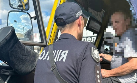 Працівники поліції з Одещини на ходу застрибнули до маршрутного таксі, у водія якого стався інсульт