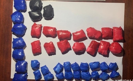 Поліцейські Добропілля затримали наркоторговця: вилучили 42 згортки з наркотичними речовинами