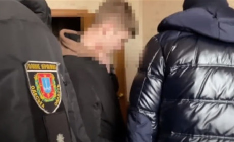 Два студенти в Одесі заробляли розбоєм на вулиці: з пістолетом відібрали майно в інших студентів