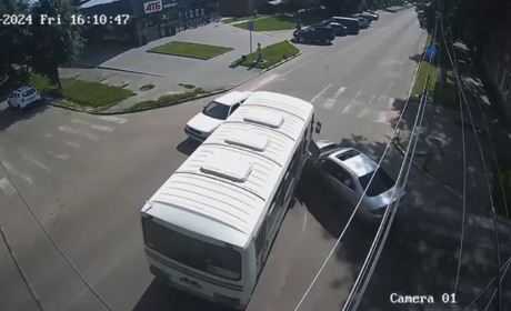 У Переяславі легковик в'їхав у маршрутний автобус з пасажирами, у ньому була дитина: хроніка поліції