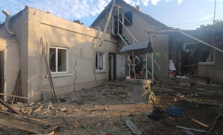 На Одещині під час ворожої атаки уламки дронів зруйнували три споруди, пошкодили приватний будинок