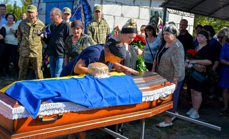 Прихилили коліна у знак шани і вдячності Героєві – остання дорога Євгенія Іванченка