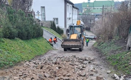 У центральній частині Кременця ремонтують дорогу