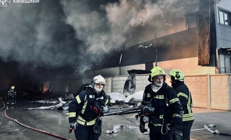 Масштабна пожежа на Київщині: вогонь охопив склад і гектар трави