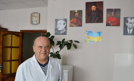 Бандера й Петлюра в гінекології. Лікар з Корюківки повісив у відділенні п’ять чоловічих портретів