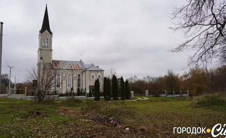 У Городку облаштують дитячий майданчик та стоянку біля храму Святого Йосифа