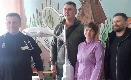 Волонтери доставили в Глухівську лікарню прилад фототерапії для маленьких українців