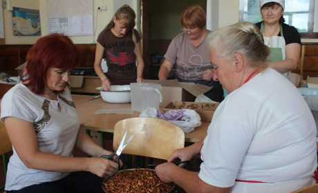 Відпустка у школі: городоцькі педагоги зробили 16 тисяч консервів та 1500 сухих сніданків