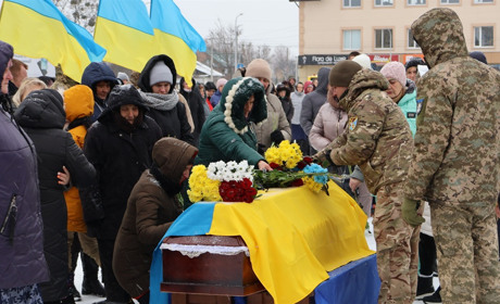 Пів року на війні: в Сарнах попрощалися з 40-річним солдатом Олегом Фейцером