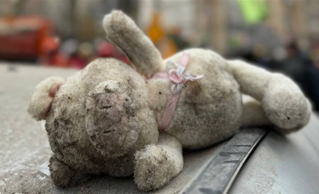 Його звали Тимофій: з-під завалів будинку в Одесі дістали тіло тримісячної дитини. Його мати шукають