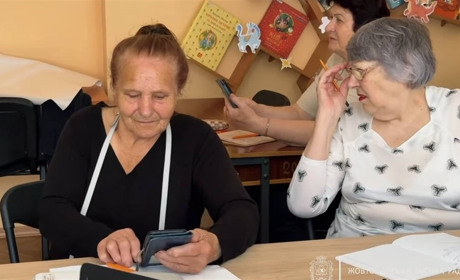 Безкоштовні курси для людей 60+: у бібліотеці навчають роботі зі смартфоном