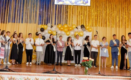 В Барському ліцеї №4 дев'ятикласникам вручили свідоцтво про базову середню освіту: фото