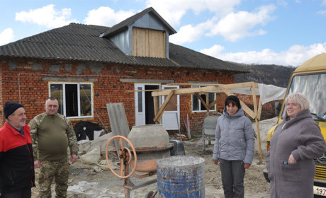 Молодий воїн з Чортківщини втратив на війні ноги – усе село зійшлося будувати йому дім