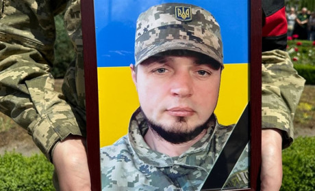 Понад пів року вважали зниклим безвісти: Нетішин попрощався з полеглим бійцем Олегом Літвиненком